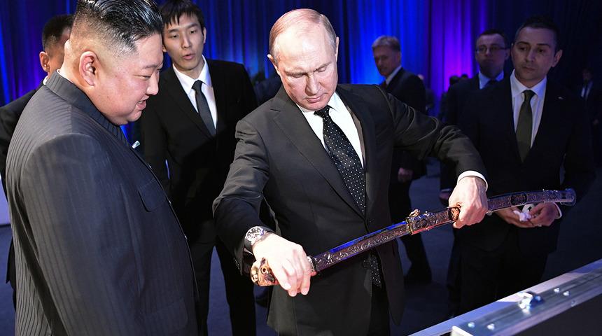 Kim Jong-un'u gören Putin sevincini gizlemedi! 'Silah pazarlığı' iddiaları gölgesinde kritik görüşme: Zamanlamasına dikkat çekti