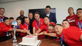 Down Sendromlu Özel Futsal Milli Takımı'ndan Murat Kurum'a ziyaret! Şampiyonluğu pasta kesip kutladılar