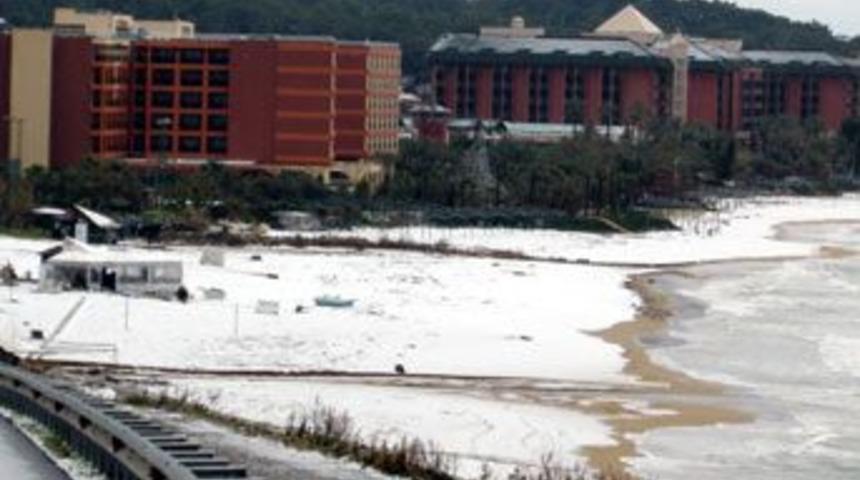 D&uuml;nyaca &uuml;nl&uuml; plaj, karla kaplandı