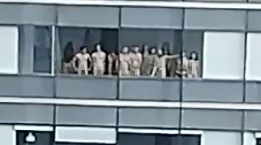 Bir gören bir daha baktı! 11 kişilik arkadaş grubu pencerenin önünde çırılçıplak geçti... Komşular ne yapacağını şaşırdı