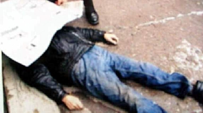 Emekli polis memuru sokak ortasında &ouml;l&uuml; bulundu