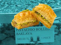 Bir dilim baklava 340 TL! İstanbul Havalimanı'nda çekilen görüntü olay oldu, sosyal medya bunu konuşuyor...