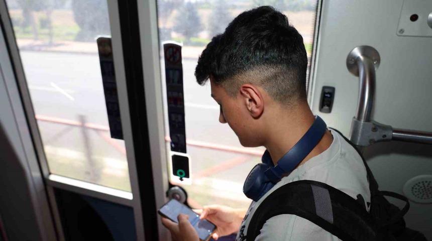 B&uuml;y&uuml;kşehir&rsquo;in tramvaylardaki &uuml;cretsiz internetinden vatandaşlar &ccedil;ok memnun