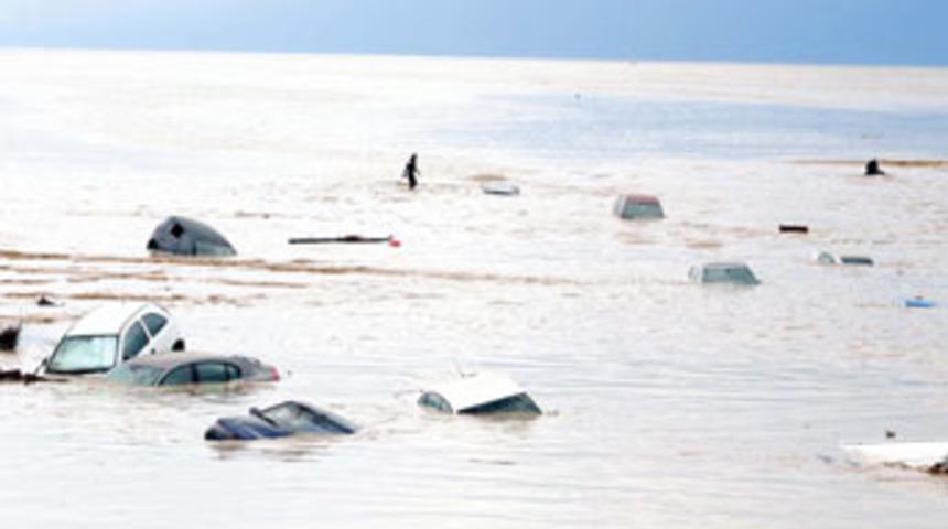 Arabalar denizde y&uuml;z&uuml;yor