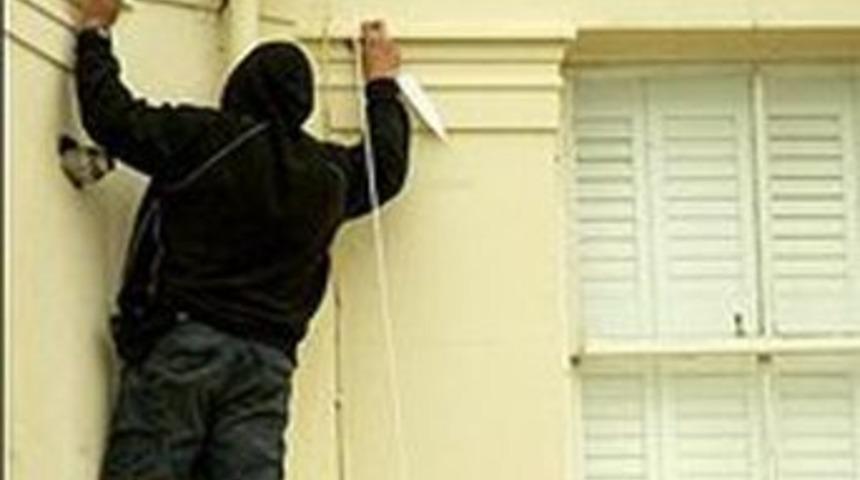 Hırsız camda asılı kaldı!