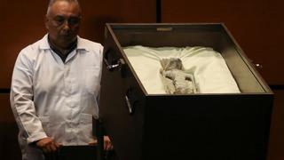 1000 yaşında oldukları tahmin ediliyor! Uzaylılara ait olduğu iddia edilen iki cesedi ilk kez gösterdiler 'Gezegenimize ait değiller'