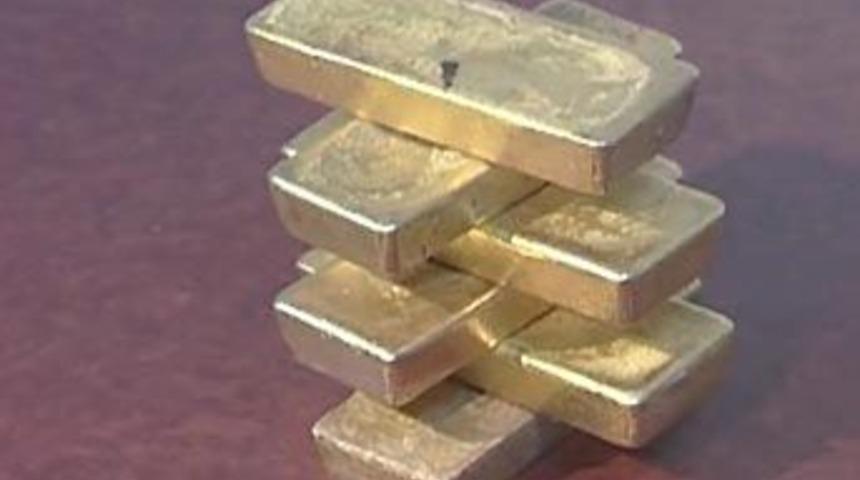 Havalimanında unutulan paketten servet &ccedil;ıktı