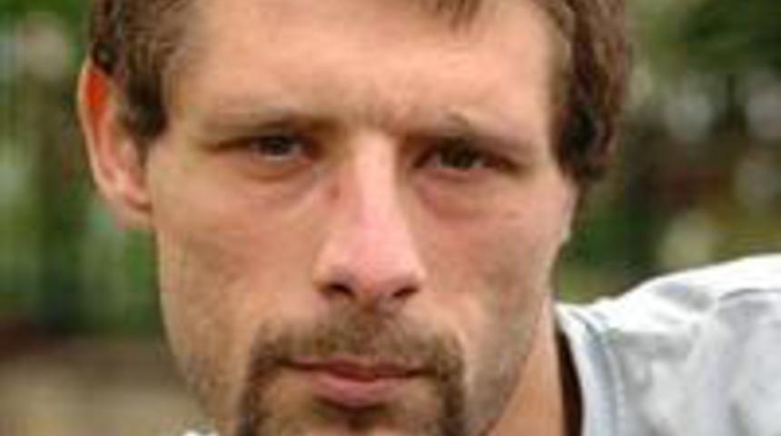 Kulağını karnına diktiler!