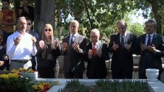 Taçsız Kral lakaplı Metin Oktay, mezarı başında anıldı