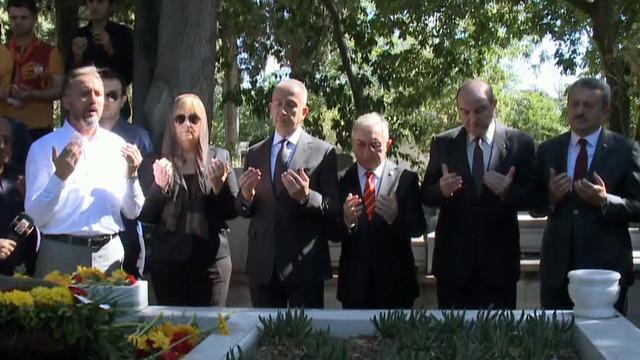 Taçsız Kral lakaplı Metin Oktay, mezarı başında anıldı