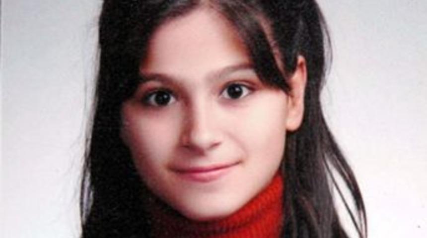 Hem g&ouml;z&uuml;nden hem okulundan oldu