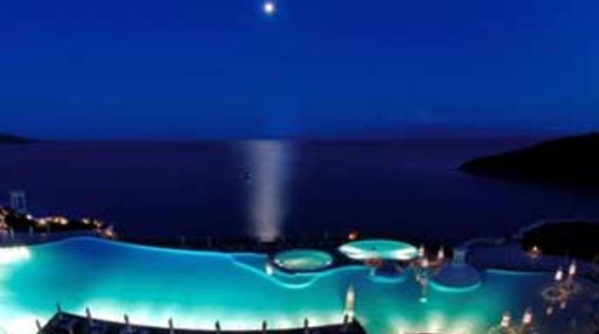 D&uuml;nyanın en b&uuml;y&uuml;leyici havuzu Bodrum'da