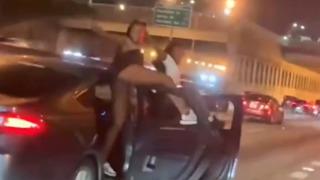 Sosyal medyada twerk çılgınlığı hız kesmeden devam ediyor! Hareket halindeki aracın kapılarını açıp dans etmeye başladılar