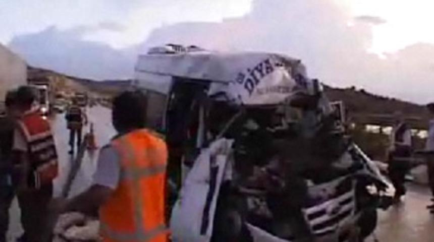 Mersin'de feci kaza: 3 &ouml;l&uuml;