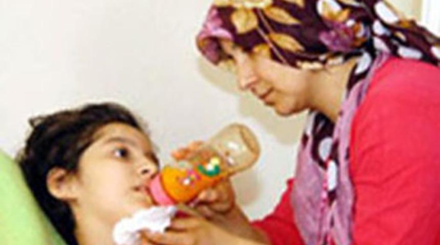 Annesinin okuduğu masallarla hayata tutunuyor