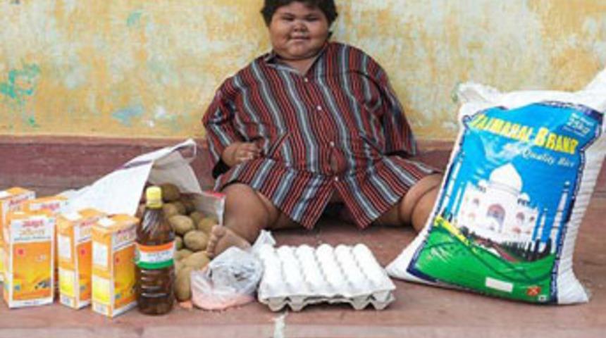 K&uuml;&ccedil;&uuml;k kız yiyerek &ouml;l&uuml;me y&uuml;r&uuml;yor