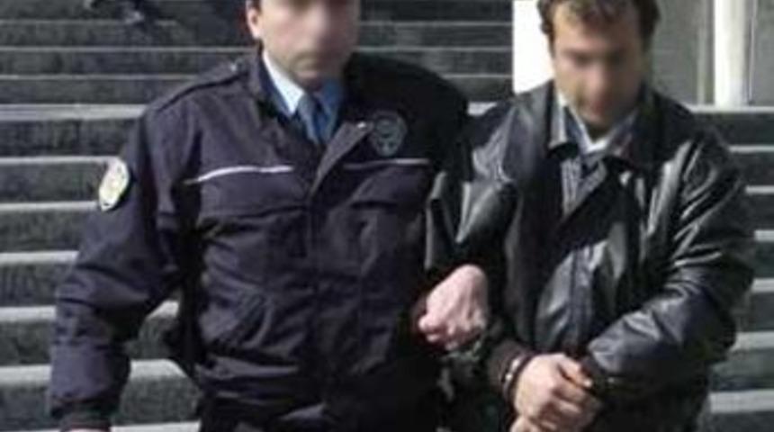 Tacizciyi lin&ccedil;ten polis kurtardı