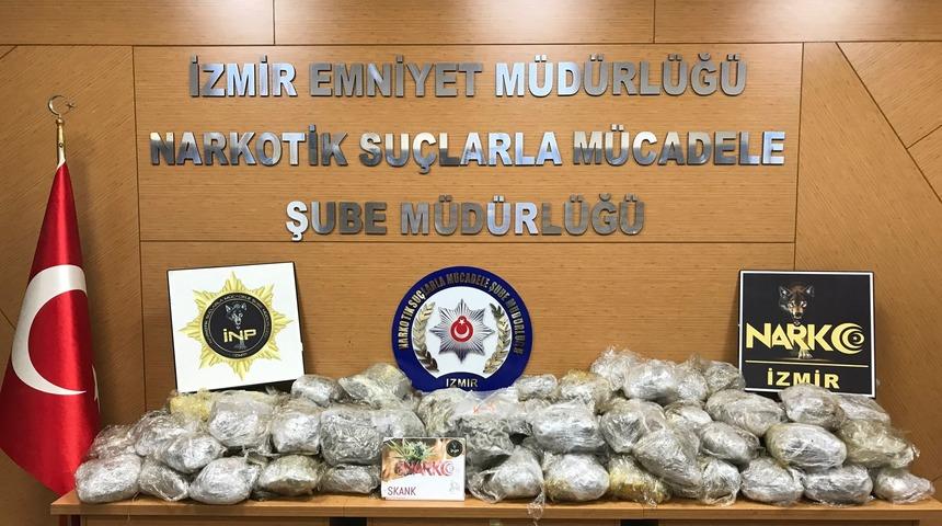 İzmir'de bir tırın yakıt deposunda 57 kilo 900 gram esrar ele geçirildi
