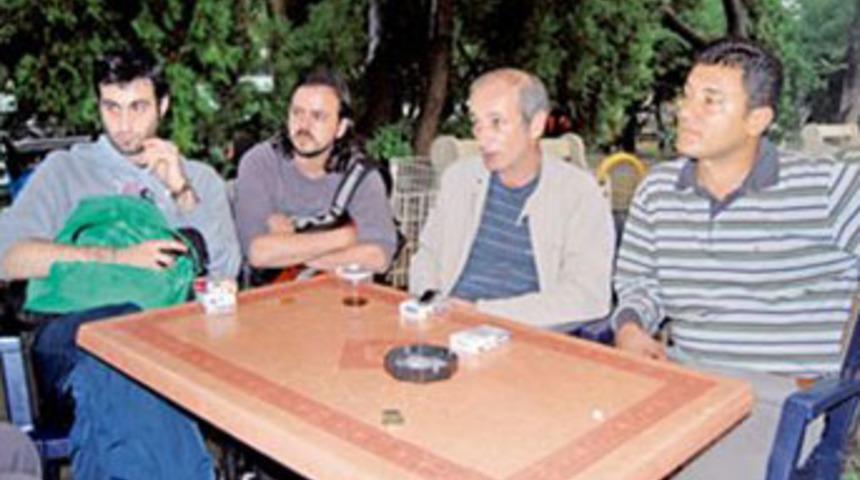 Parkta oturan genci polis komalık etti