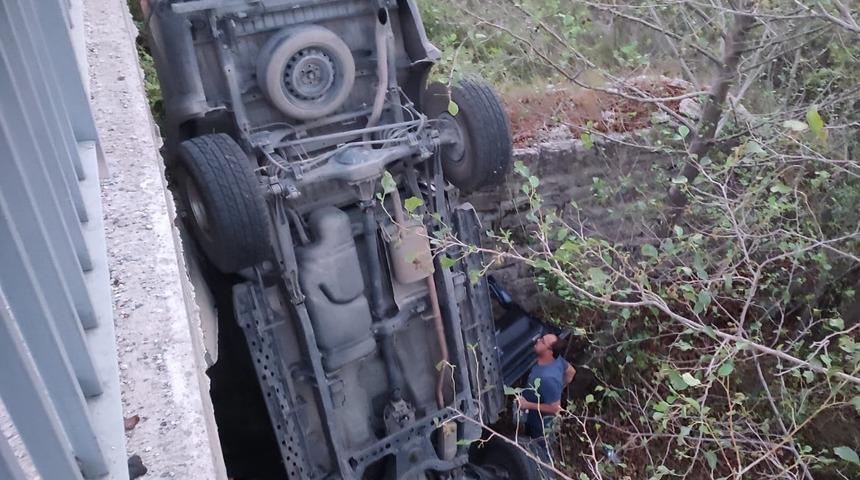 Adana'da dere yatağına devrilen araçtaki 4 kişi yaralandı