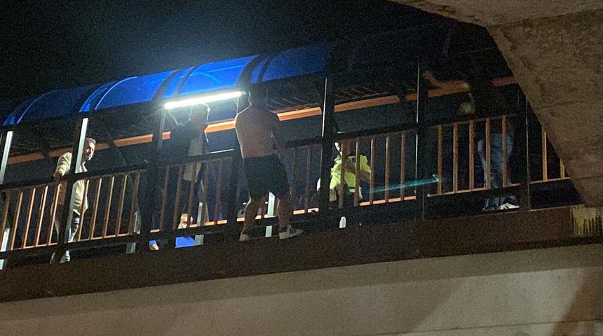 Düzce'de intihar girişimi! Köprüye çıkıp kendini aşağı sarkıttı