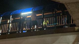 Düzce'de intihar girişimi! Köprüye çıkıp kendini aşağı sarkıttı