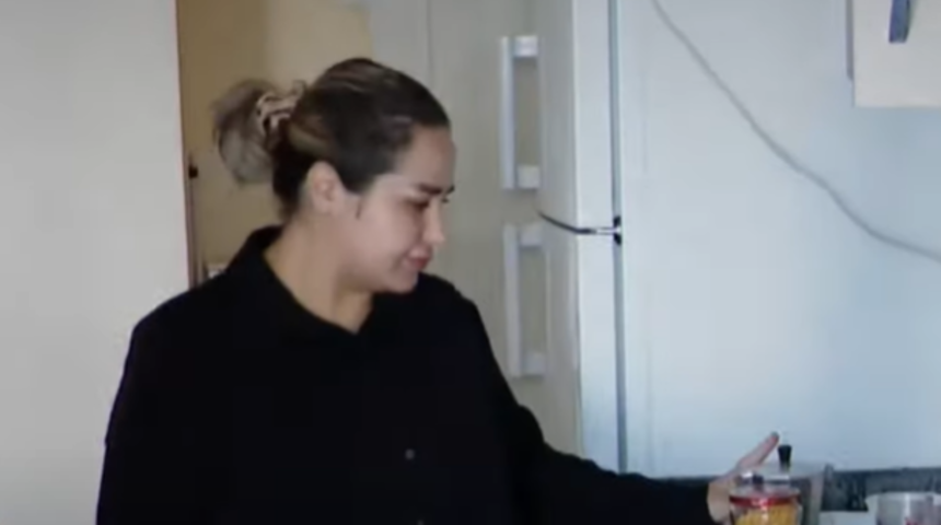 Bu kadar da olmaz! Resmen yaşadığı evi kiraladılar... Ülkesinden geri döndüğünde evinde hiç tanımadığı bir aile yaşıyordu