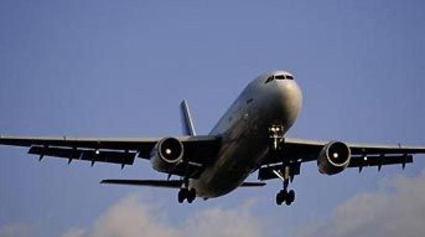 Pilot ve hostesler havada birbirine girdi