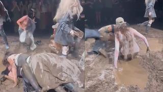 New York Moda Haftası'na damga vuran defile! Sosyal medya bunu konuşuyor... Modeller çamurun içerisinde birbirleriyle güreştiler