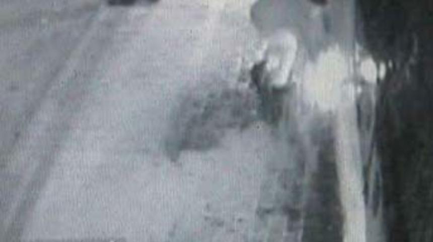 Dehşet anları! Kundak&ccedil;ı alevler i&ccedil;inde kaldı