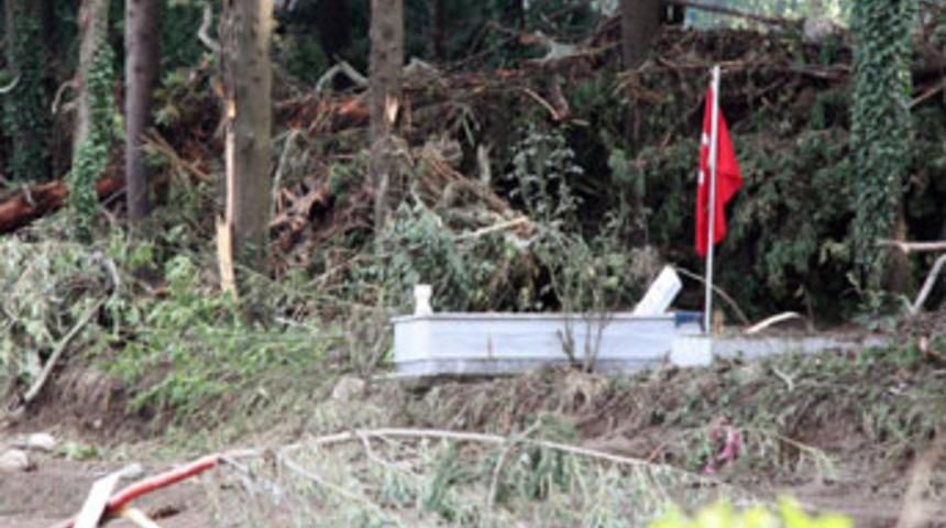 Sel, mezardaki cesetleri s&uuml;r&uuml;kledi