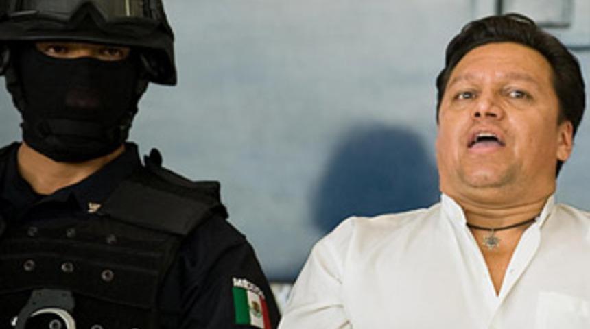 Rahip 'ilahi Emir'le u&ccedil;ak ka&ccedil;ırdı