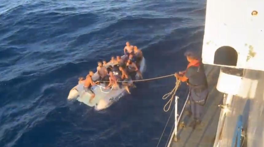 Motor arızalanınca denizde s&uuml;r&uuml;klendiler