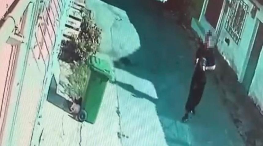 &Ouml;r&uuml;mcek adam gibi tırmandığı balkondan kıyafet &ccedil;aldı