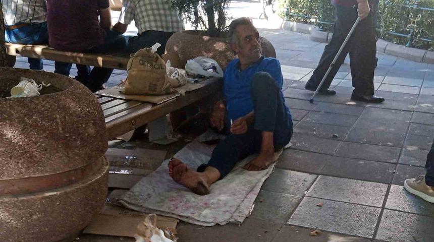 Bu adam yaklaşık 2 aydır sokakta kalıyor
