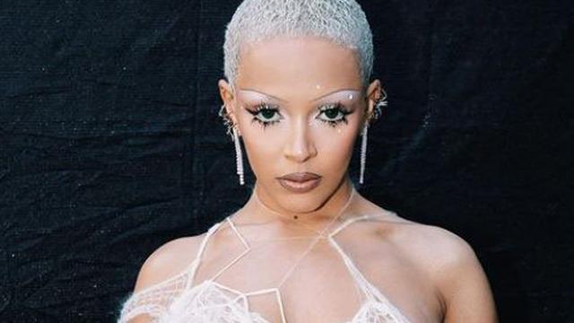 Doja Cat, ten rengi örümcek ağı elbisesiyle gecede dikkat çekti! Şoke eden görüntü