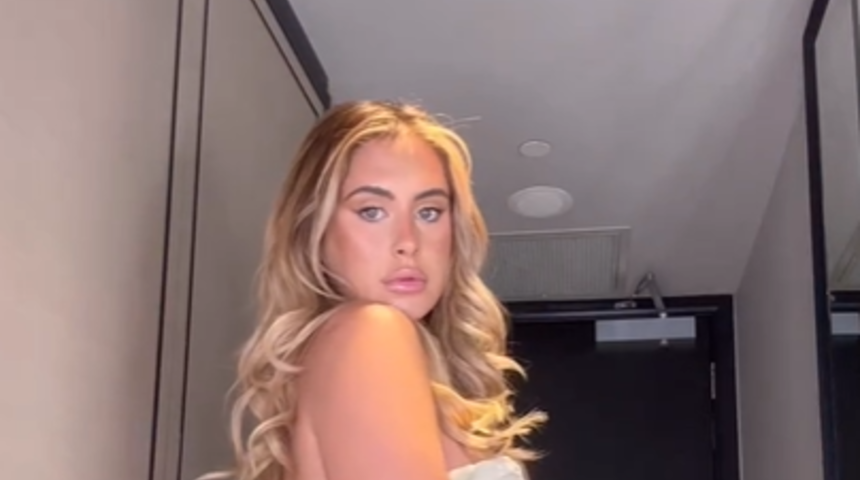 Sosyal medya fenomeni Ariella Nyssa bikinisiyle cesur pozlar verdi! "Utanmaya zorlandığımız bir şey ama..."