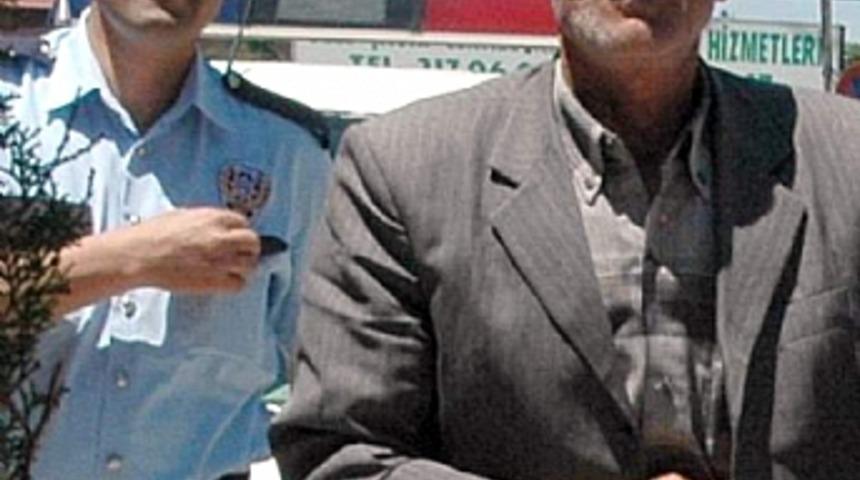 Oğlu bı&ccedil;akladı, eşi darp etti