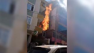 Ataşehir'de korkutan yangın! Bina alevlere teslim oldu