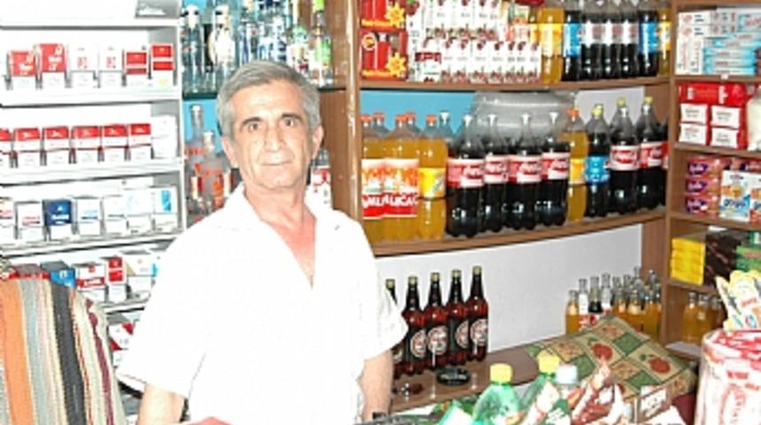 Acemi hırsız d&uuml;kkan sahibinin &uuml;st&uuml;ne bastı
