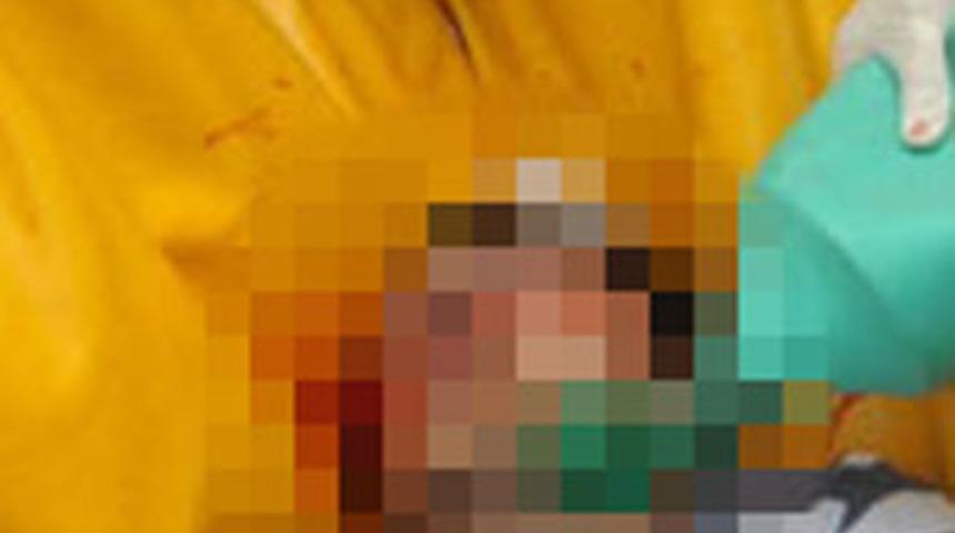 Sevdiği kızın evinde intihar etti