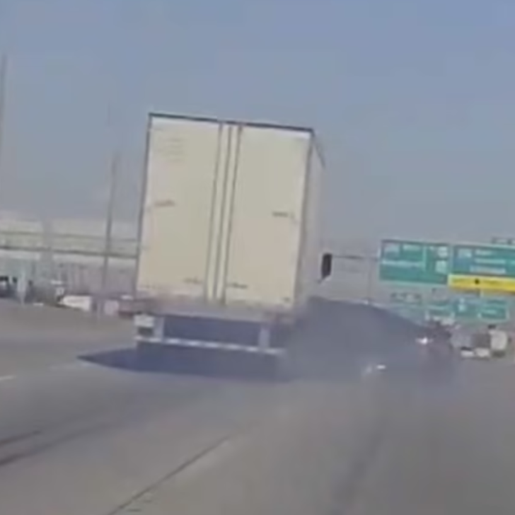 Altında kalan arabayı fark etmedi! Kamyon yoluna devam edince sürücü el sallayarak diğer arabalardan yardım istedi G1