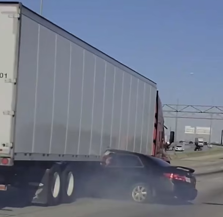 Altında kalan arabayı fark etmedi! Kamyon yoluna devam edince sürücü el sallayarak diğer arabalardan yardım istedi G2