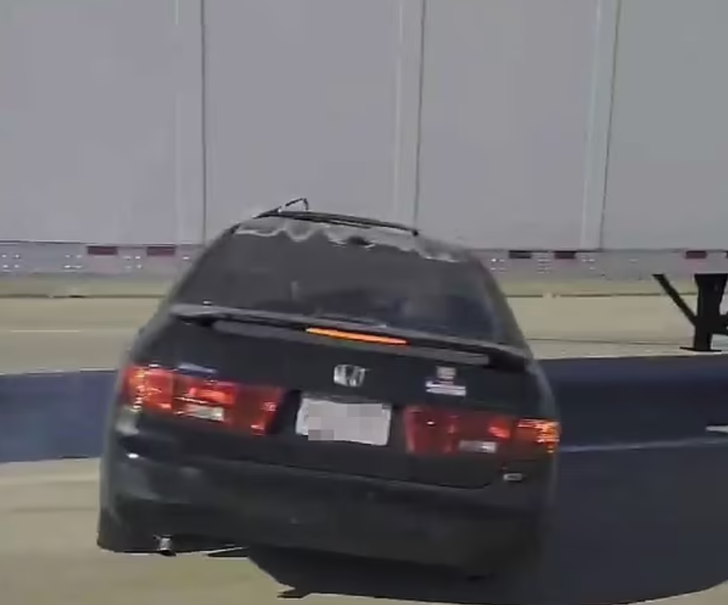 Altında kalan arabayı fark etmedi! Kamyon yoluna devam edince sürücü el sallayarak diğer arabalardan yardım istedi G3