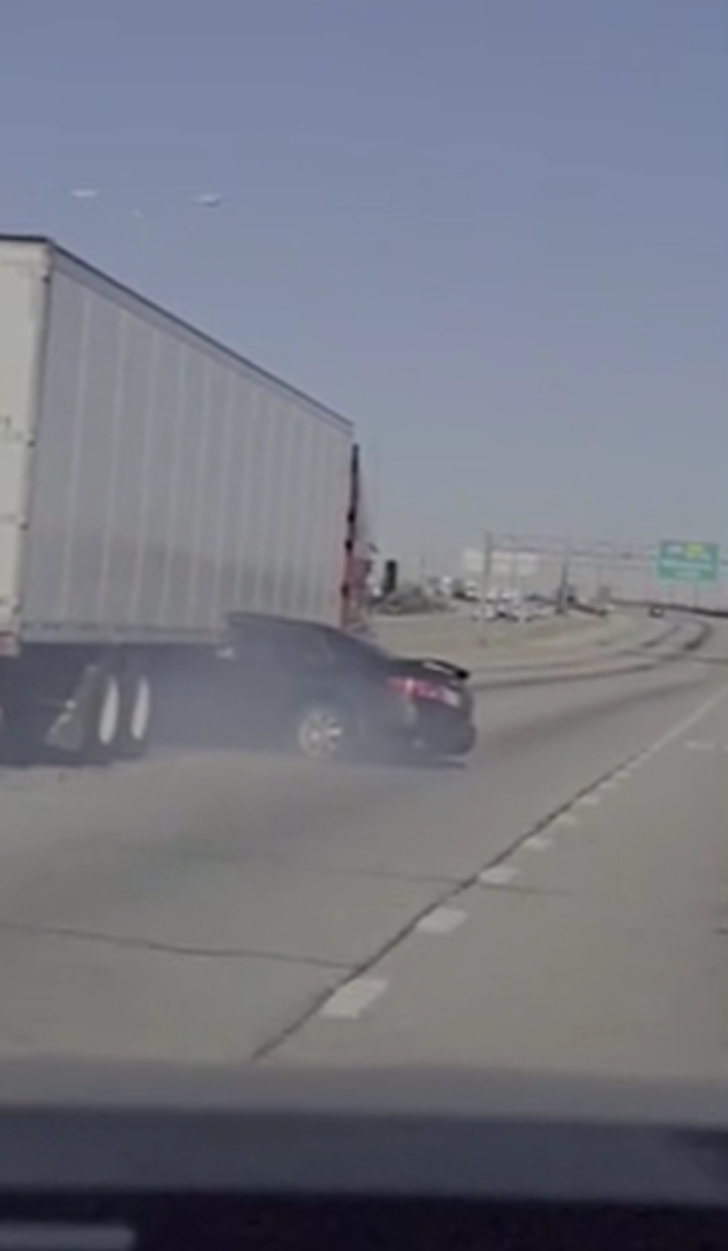 Altında kalan arabayı fark etmedi! Kamyon yoluna devam edince sürücü el sallayarak diğer arabalardan yardım istedi G5