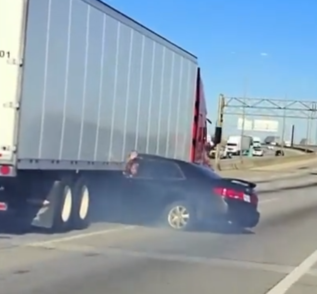 Altında kalan arabayı fark etmedi! Kamyon yoluna devam edince s&uuml;r&uuml;c&uuml; el sallayarak diğer arabalardan yardım istedi