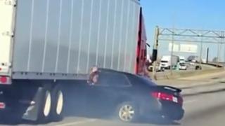 Altında kalan arabayı fark etmedi! Kamyon yoluna devam edince sürücü el sallayarak diğer arabalardan yardım istedi