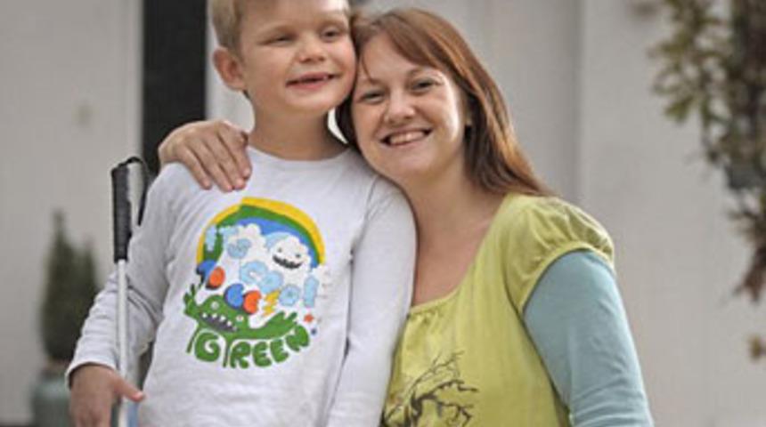 Kulağıyla g&ouml;r&uuml;yor