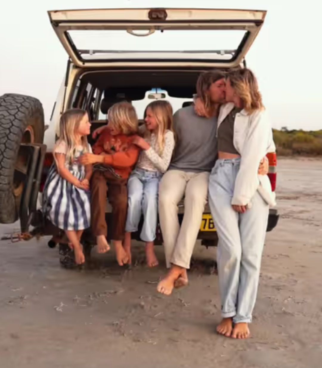 Sosyal medya onların yaşam tarzını konuşuyor! "Kocam ve 3 &ccedil;ocuğumla bir &ccedil;adırda yaşıyorum" 