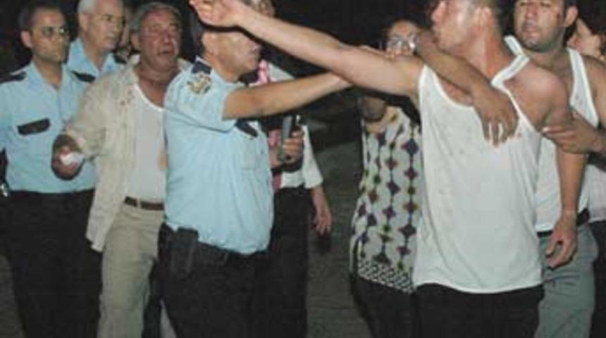 D&uuml;ğ&uuml;nde aileler &ccedil;atıştı: 13 yaralı